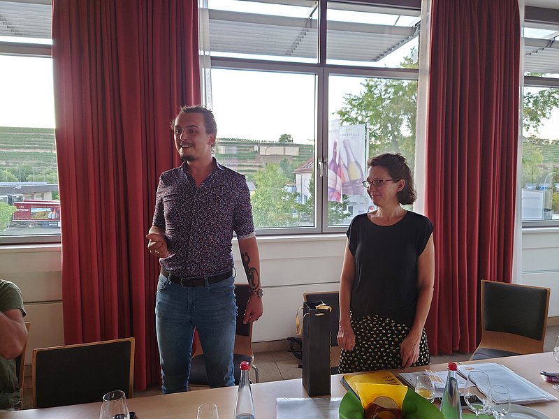 Erwin Köhler und Dame im Gespräch mit den Anwesenden